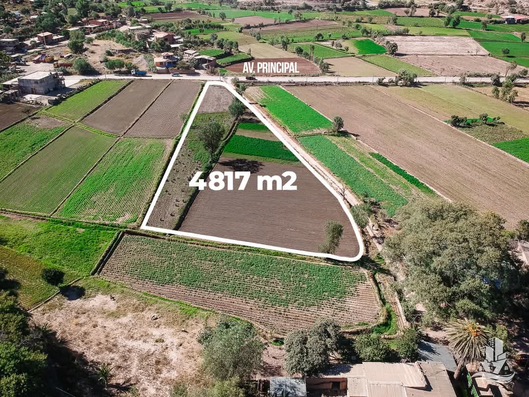 Aerial view of the 4,817 m² land parcel with reference boundary and paved main avenue
